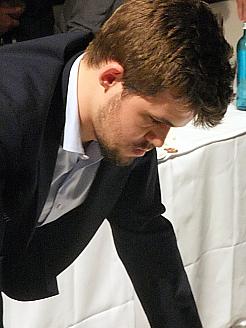 Nach 6 Stunden konnte man Magnus Carlsen die Erschpfung ansehen.